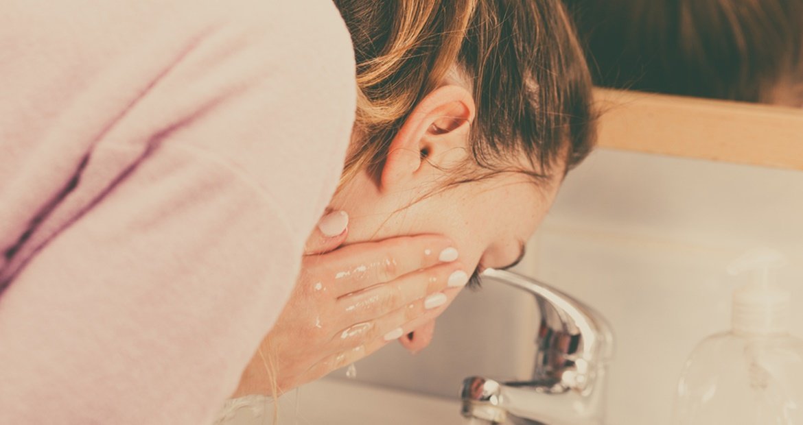 4 benefícios da limpeza de pele para seu rosto